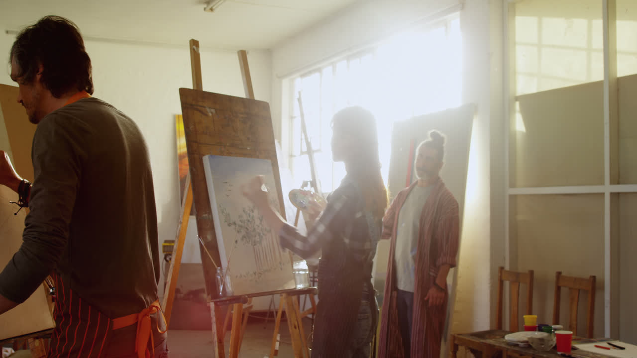 artistas pintando en lienzo 4k