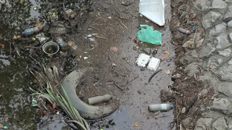 Basura-Dentro-De-Un-Pequeño-Canal-De-Riego