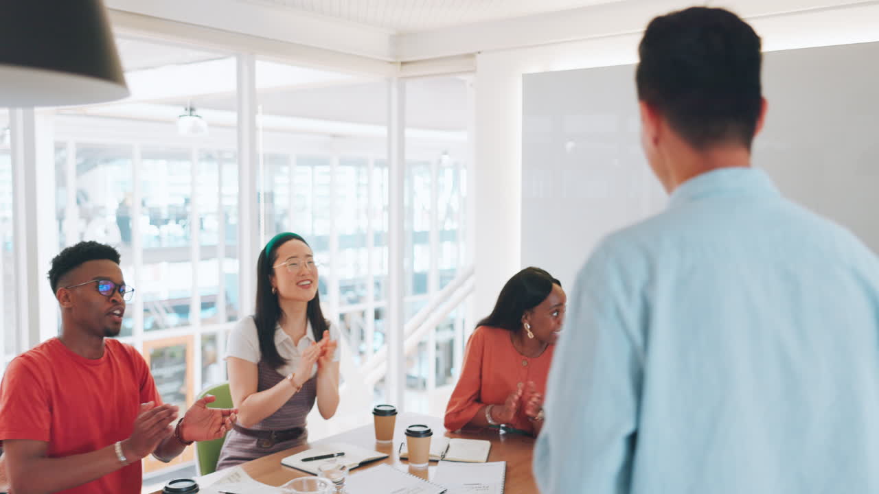 프레젠테이션, 스타트업 및 비즈니스 사람들 박수