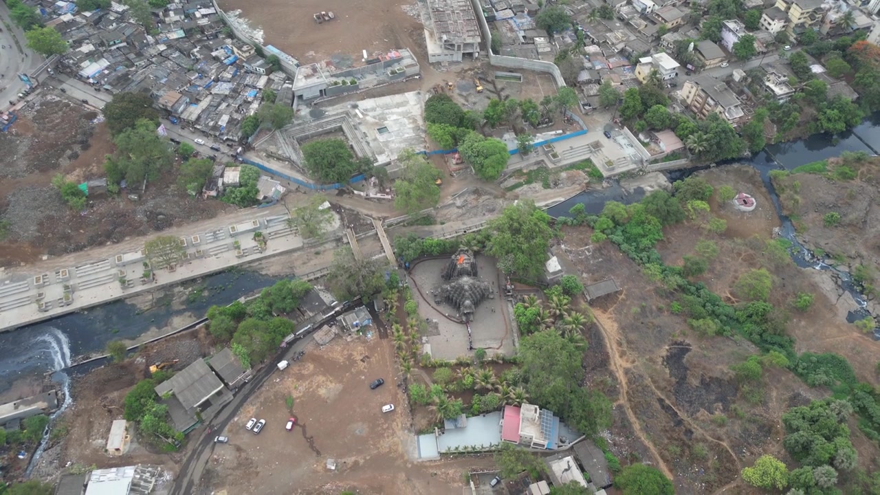 Ripresa aerea cinematografica dello Shiv Mandir ad Ambarnath, India, che mostra l'intricato design del tempio, il patrimonio e la grandezza culturale.