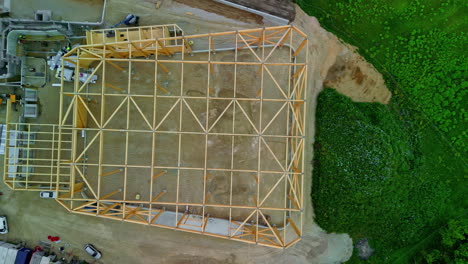 una toma aérea de un sitio de construcción que se está llevando a cabo en una superficie rocosa plana