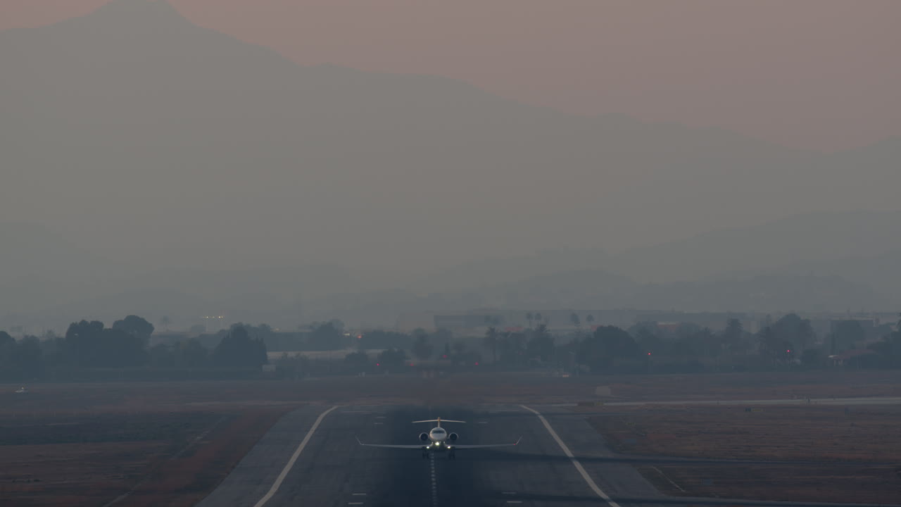 황혼 때 비행기 이륙