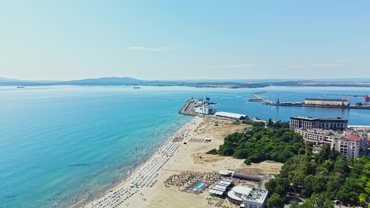 Vista di una spiaggia e di un porto con persone che si rilassano in Bulgaria durante l'estate
