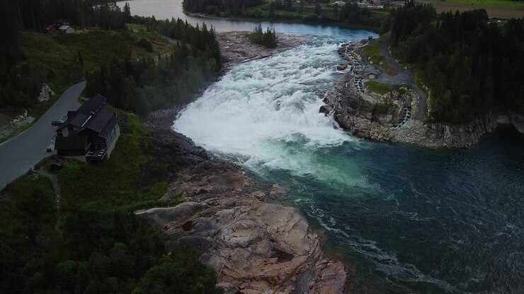 La grande cascata Laksforsen in Norvegia