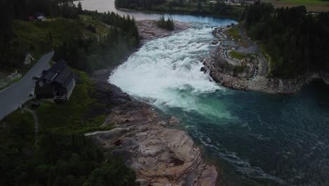 Laksforsen-Großer-Wasserfall-In-Norwegen