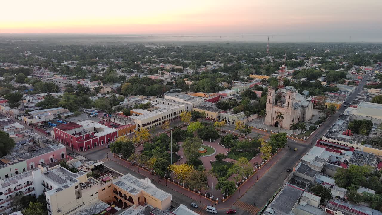 valladolid sky park drone aéreo volar sobre la península de yucatán méxico pueblo mágico destino antiguo