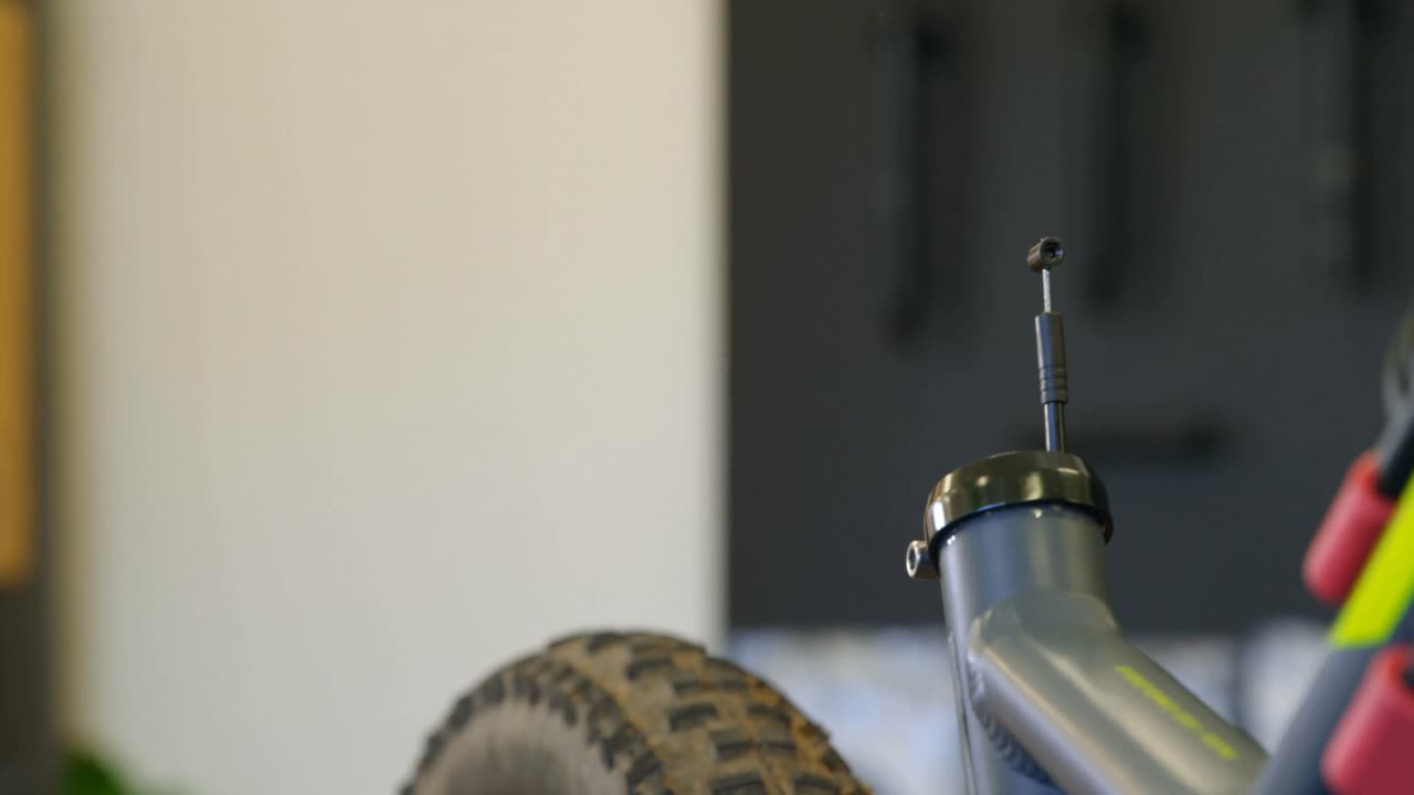 hombre reparando una bicicleta en el taller 4k