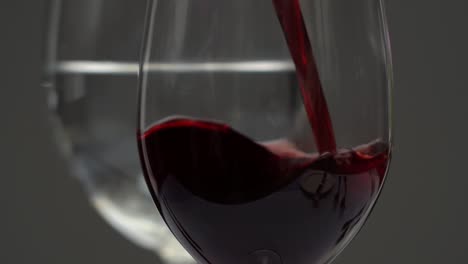 primer plano cámara lenta vertiendo vino tinto en un vaso
