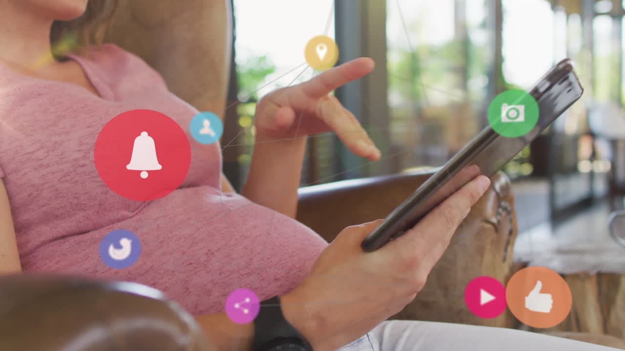 animación de la red de conexiones con iconos de las redes sociales sobre la mujer caucásica que usa la tableta