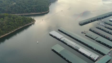 vista aérea flotante de los barcos que salen del gran puerto deportivo del lago temprano en la mañana
