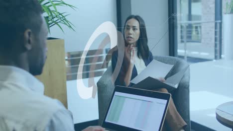 animación del procesamiento de datos sobre personas de negocios que trabajan en la oficina