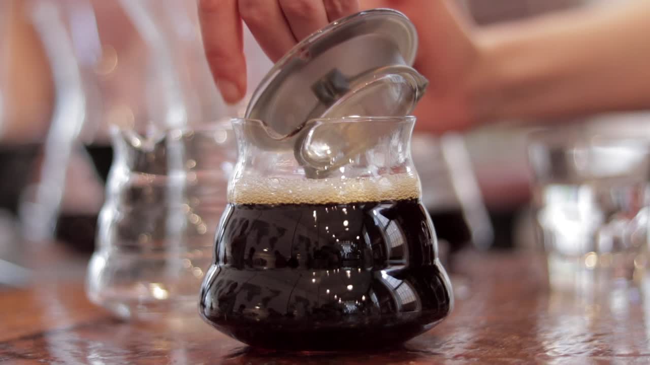 캐나다 bc주 밴쿠버 다운타운의 한 트렌디한 커피숍에서 제3의 물결 커피가 준비되고 있습니다.