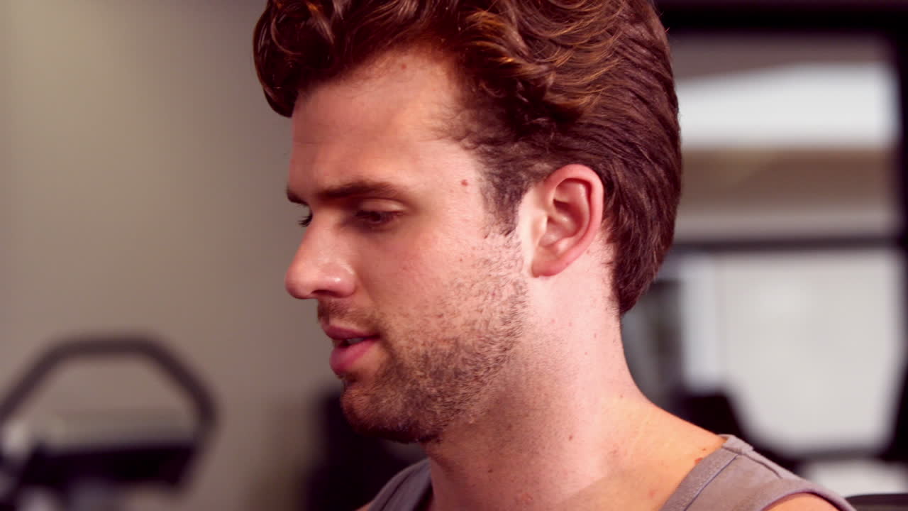 фитнес-люди занимаются фитнес-велосипедом