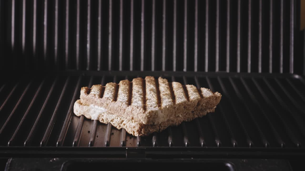 Sandwichgrill åpnes, fettreduserende kyllingtoast med amerikansk cæsardressing avsløres