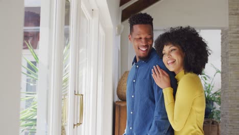 Feliz-Pareja-Afroamericana-Abrazándose-Juntos-En-Casa