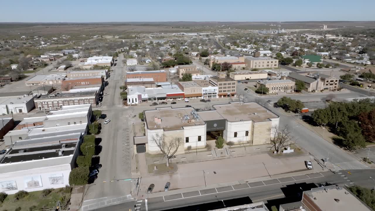 el centro de sweetwater, texas con el video del dron moviéndose en círculo