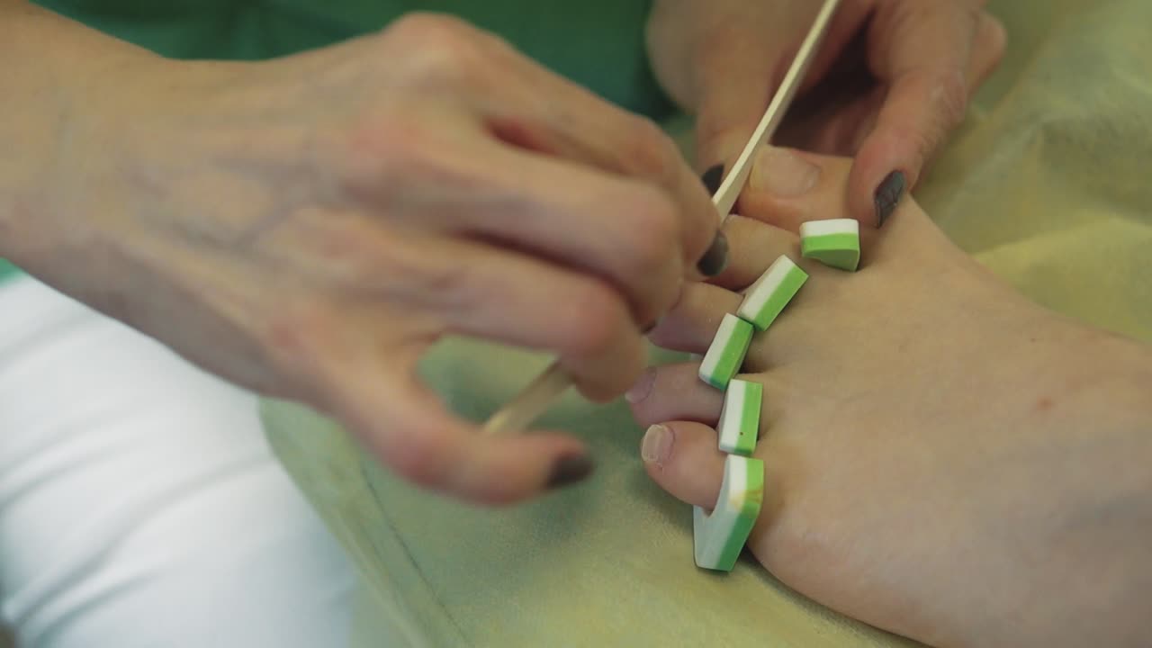 una joven bonita se sienta en una silla