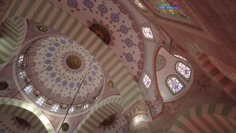 interior de una mezquita con una impresionante arquitectura otomana