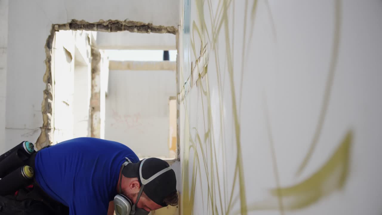 artista de graffiti pintando con spray de aerosol 4k