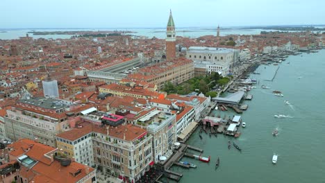 4k antena de san marco, el puente de rialto y los canales en venecia, italia en un día nublado-10