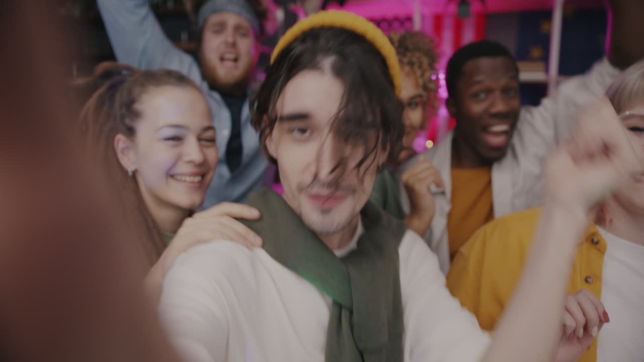 amigos divirtiéndose en una fiesta