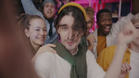 amigos divirtiéndose en una fiesta