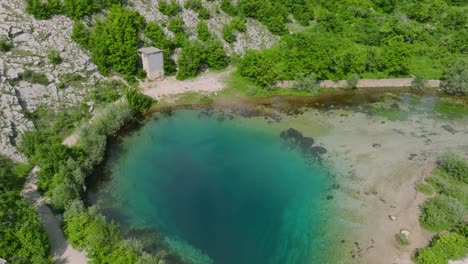 Ruhiges-Blaues-Wasser-Der-Quelle-Des-Flusses-Cetina-In-Kroatien