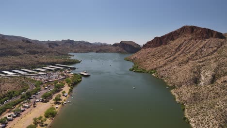 Lago-Del-Cañón-En-Tortilla-Flat-Az-Cerca-De-Phoenix-Vista-Aérea-De-Drones-Volando-Sobre-El-Agua-Con-Vista-Al-Puerto-Deportivo