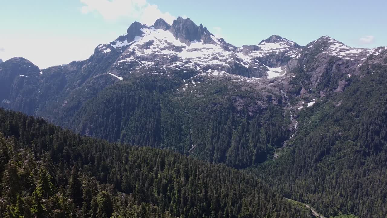 Ilmakuva vuoriston kiertoliikkeestä, Mount 5040, Vancouverinsaari, Kanada.