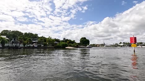 escena del río con marcador de navegación y nubes