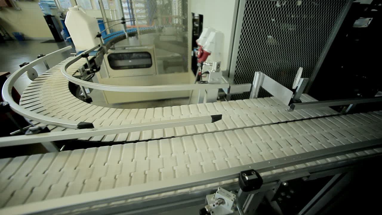 생산 라인 에 있는 플라스틱 용기. 유제품 공장 컨베이어 벨트