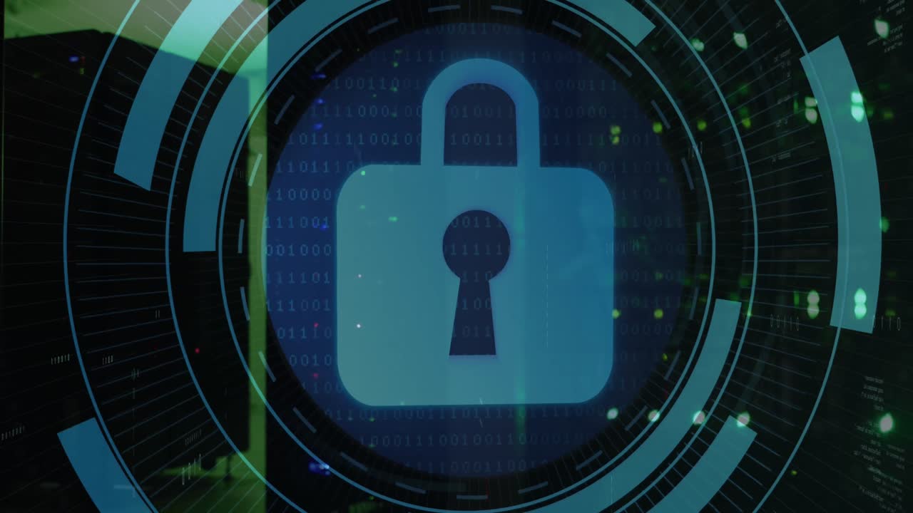 animación del icono de candado de seguridad en el escáner redondo y codificación binaria contra la sala de servidores de computadora