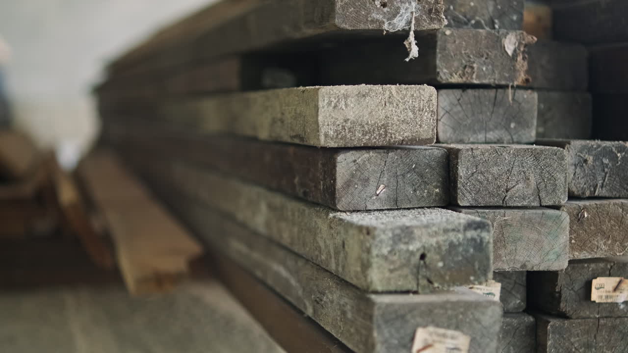vista de cerca de vigas de madera apiladas viejas y sin usar - enfoque selectivo