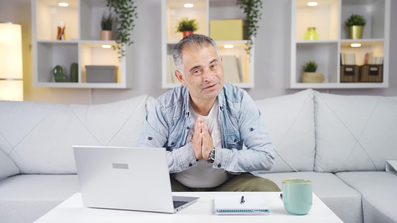 카메라를 바라보며 사과하는 남자