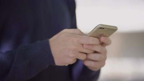 Toma-Recortada-De-Un-Hombre-Usando-Un-Teléfono-Celular.