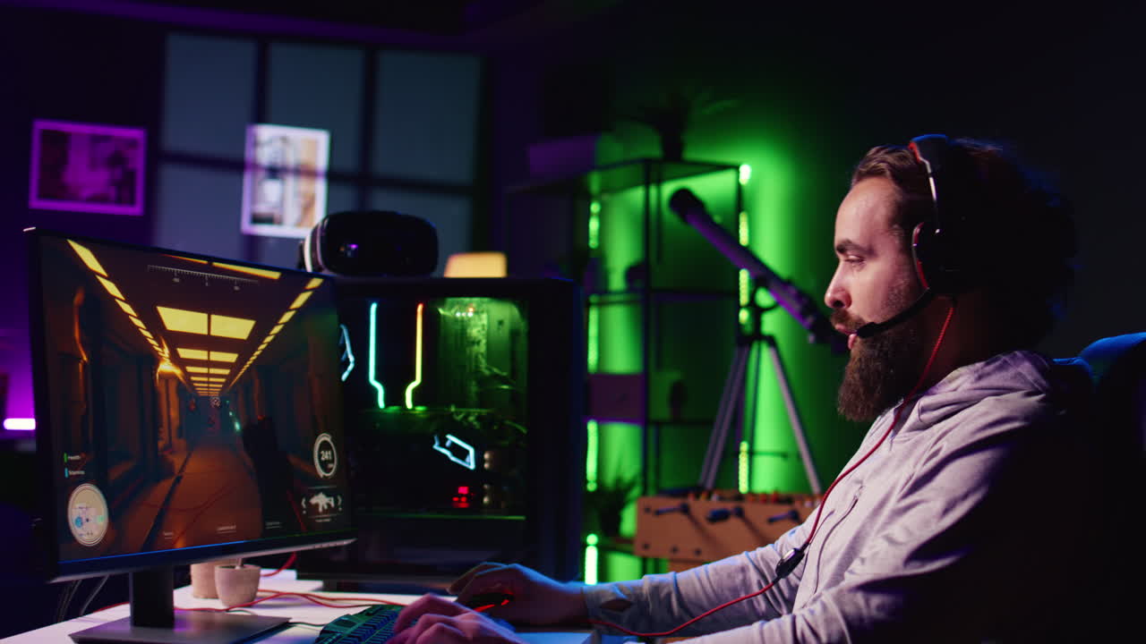 hombre jugando a videojuegos de ciencia ficción con amigos, divirtiéndose en una habitación oscura