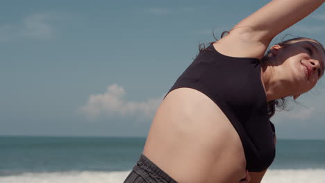 mujer estirándose en la playa