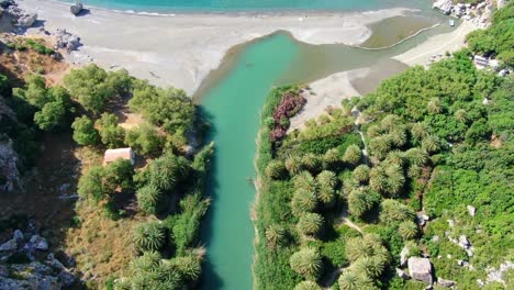 Muñeca-Aérea-En-El-Río-Kourtaliotis-Que-Fluye-Hacia-El-Mar-En-Preveli,-Isla-De-Creta