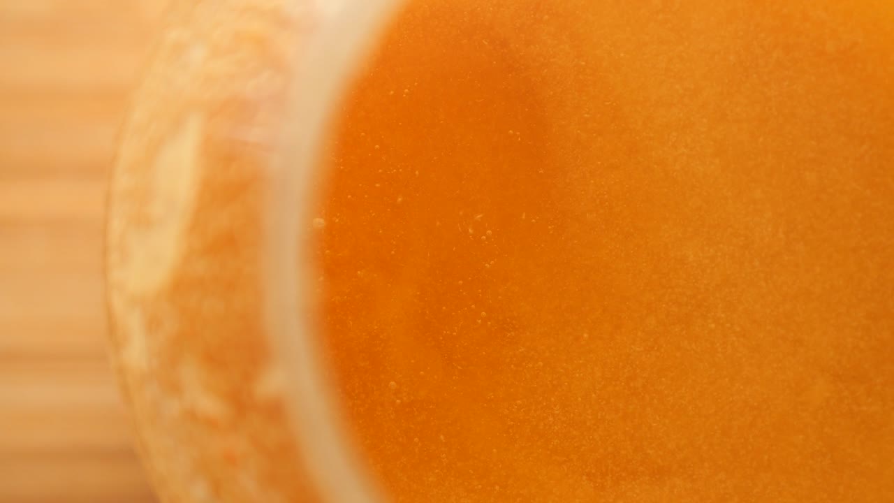 테이블 위 에 있는 컨테이너 에 집 에서 만든 기