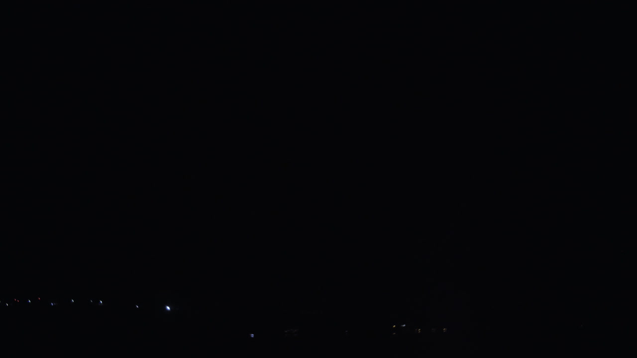 그리스 페레아 시 위 하늘에 우박 폭풍이 불고 있다.