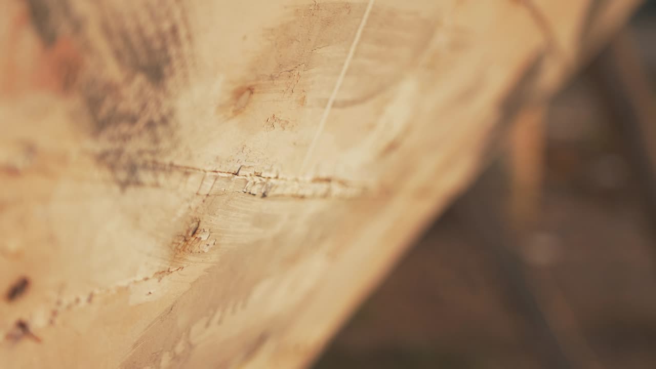 cerca de carvel construido barco de madera sapele tablero viejo rústico lechado profundidad poco profunda del campo