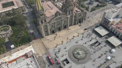 vista aérea de arriba hacia abajo de la histórica catedral católica en guadalajara, méxico