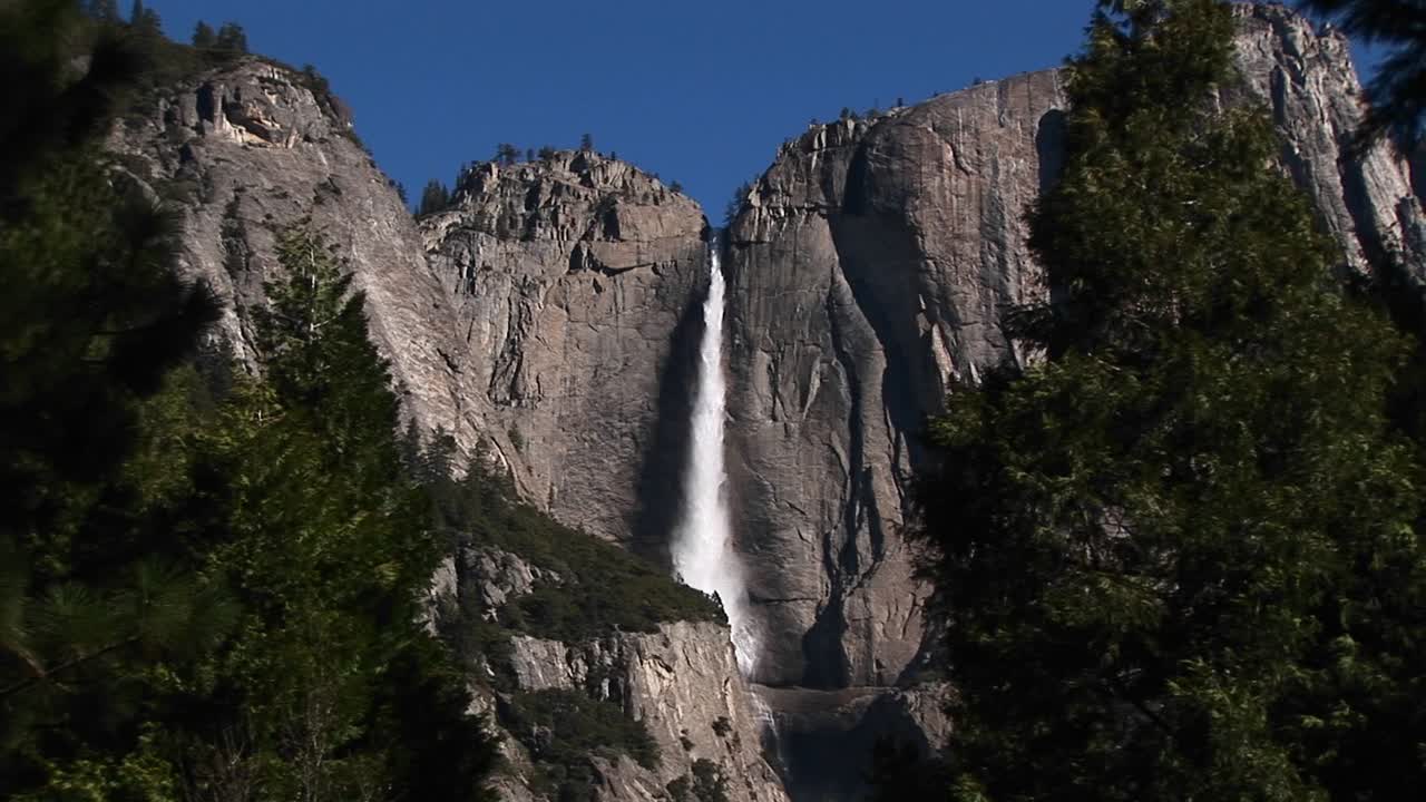 Vista lejana de las Cataratas Velo de Novia en el Parque Nacional Yosemite