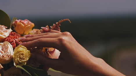 Dama-Con-Elegante-Manicura-Toca-Flores-Rosas-Vista-Cercana