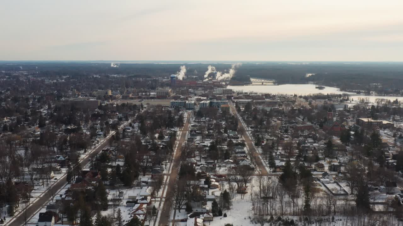 panorama aéreo de stevens point en wisconsin, pequeña ciudad en estados unidos