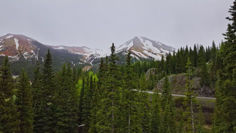 Cool-reveal-of-the-summit-peaks-at-Ironton,-Colorado