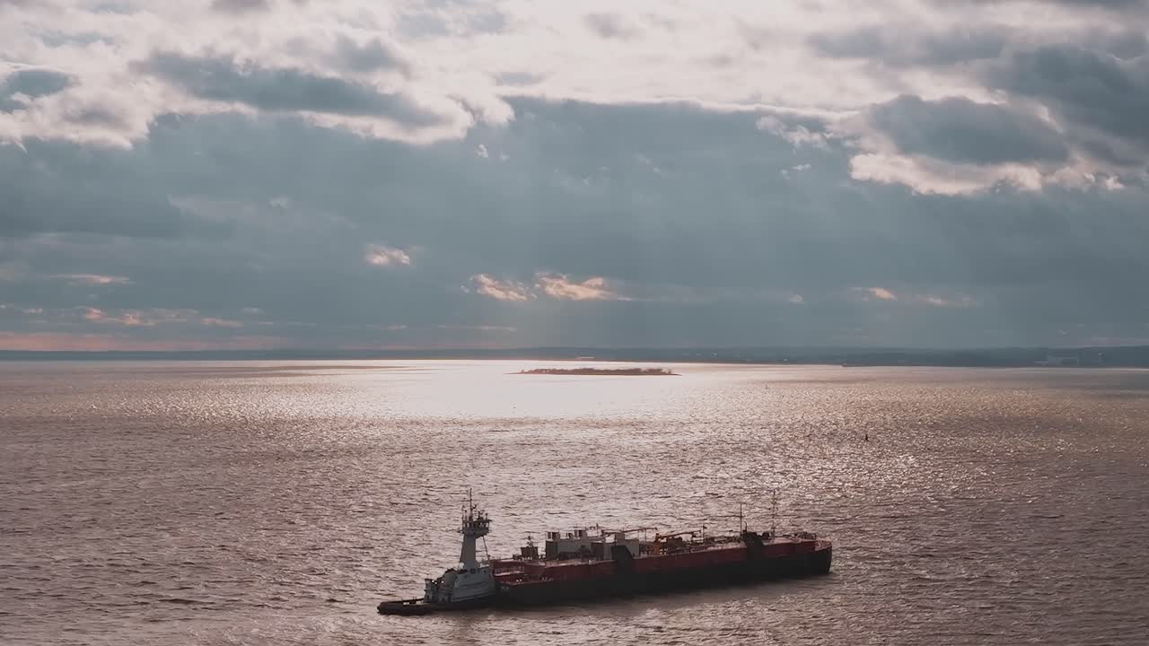 Вид с воздуха на установку ATB в облачный день