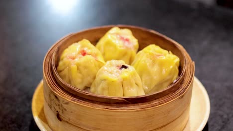 dumplings de dim sum en una canasta de vapor de bambú