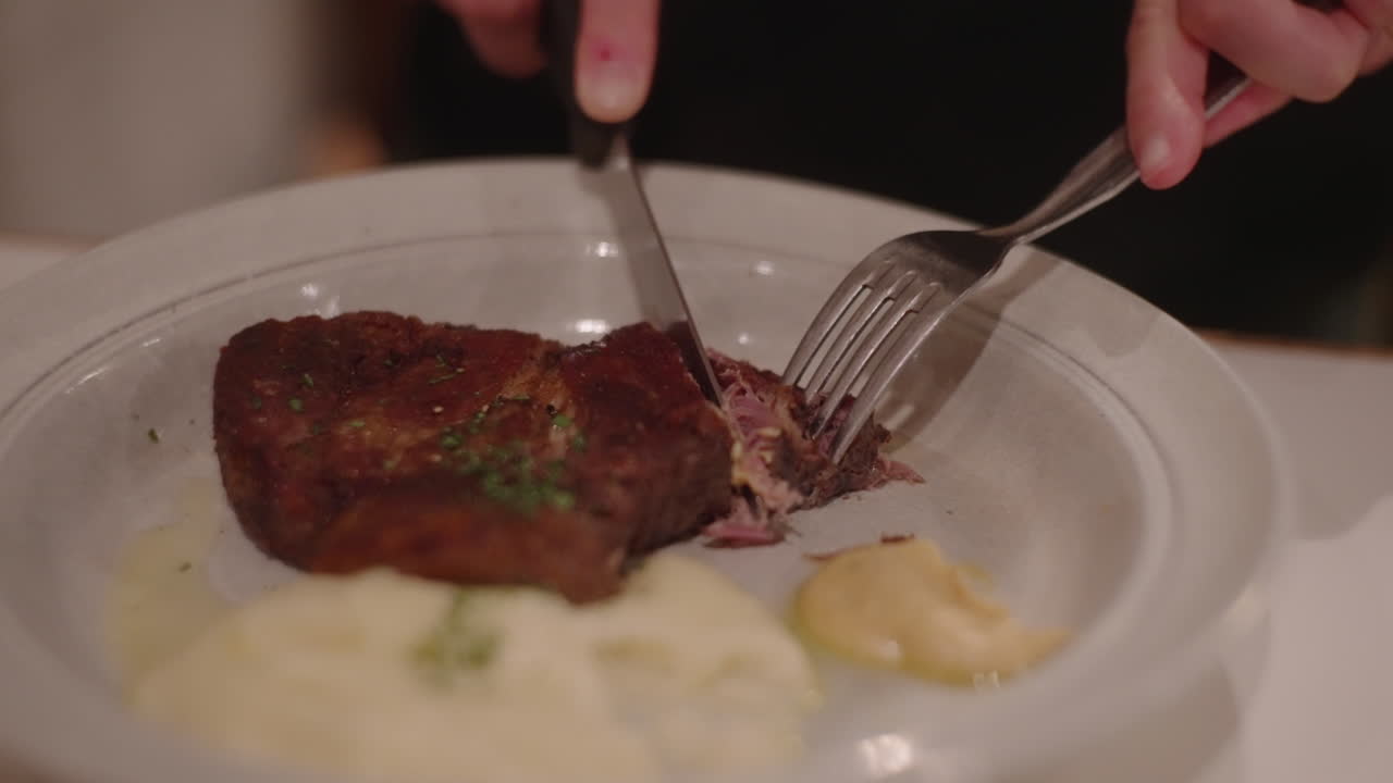 persona comiendo en un restaurante
