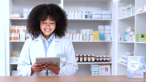retrato de un feliz farmacéutico trabajando en digital